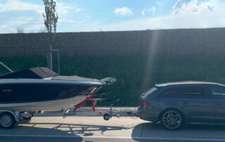 Boot mit Trailer transportieren – Zugfahrzeug mit Bootsanhänger