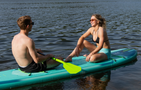 SUP Jobe Loa 11.6 wird zum Wasser getragen
