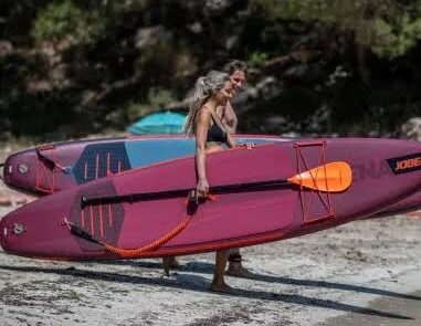 SUP Jobe SENA 11.0 wird zum Wasser getragen