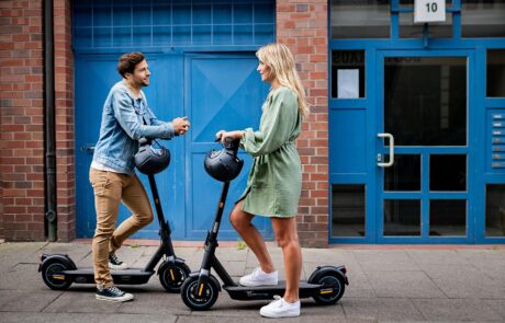 Zwei Personen mit Segway-Ninebot MAX E-Scootern