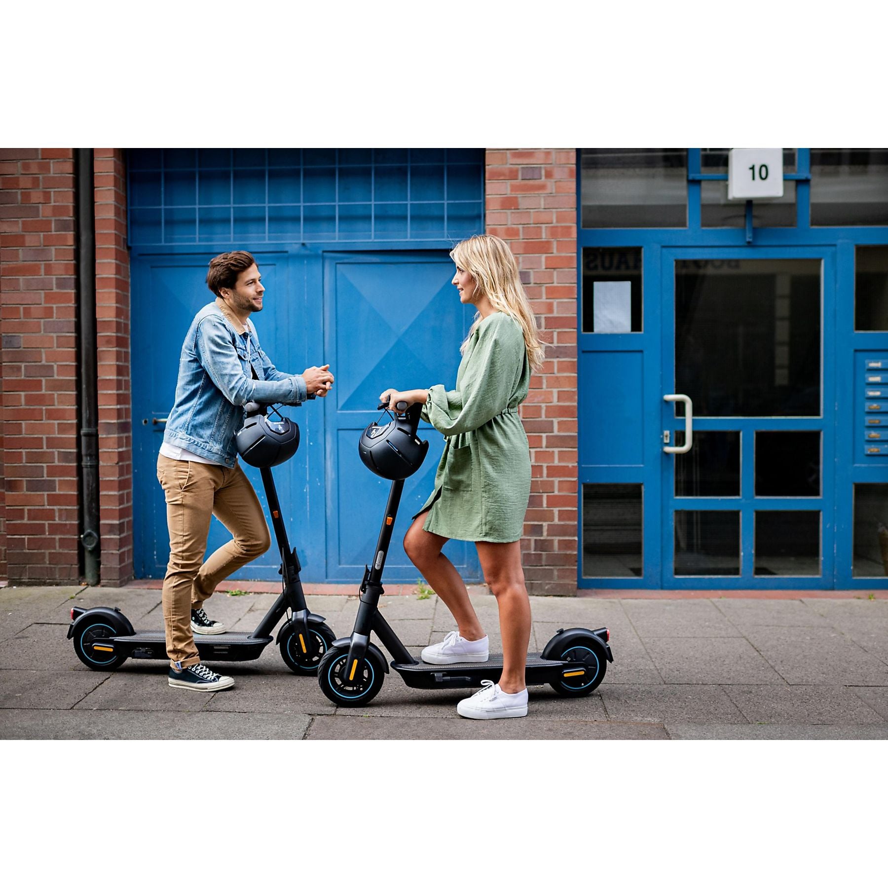 Zwei Personen mit Segway-Ninebot MAX E-Scootern