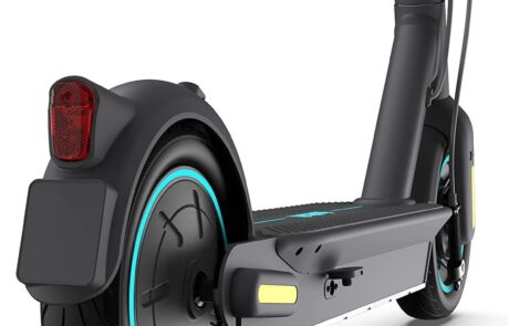 Hinterrad und Trittbrett des Segway-Ninebot MAX G30D II