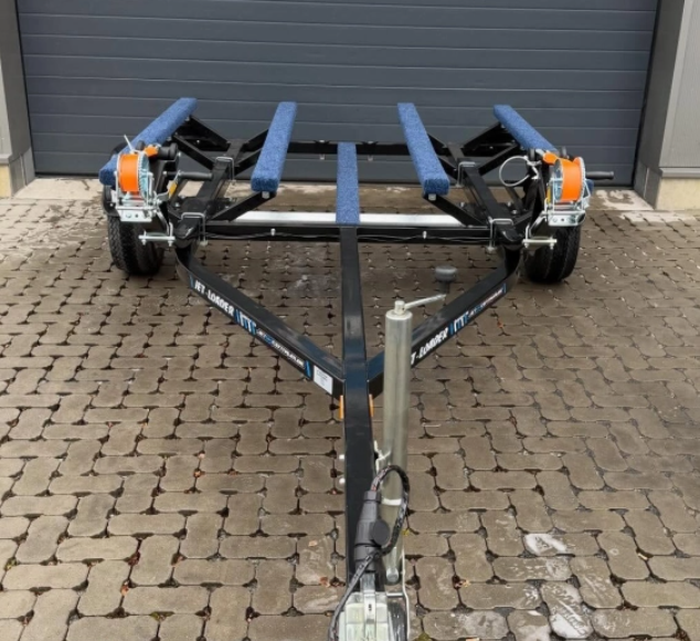 Jetski-Doppeltrailer Jet-Loader von vorne mit Stützrad und Seilwinden