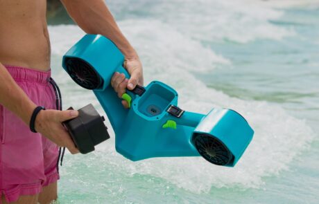 Sea Scooter Jobe mit Akku in der Hand